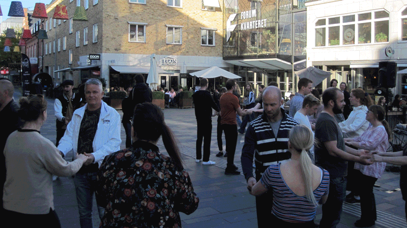 20220506: Prova på och socialdans på Forumtorget