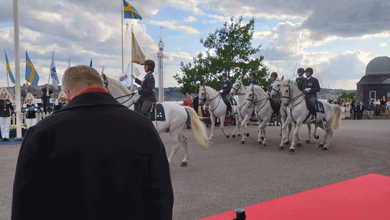 UBSS mottog en svensk fana under Nationaldagsfirandet på Skansen 2024